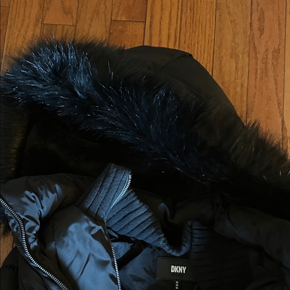 NWOT DKNY water-resistant puffer coat with a fixed bib - Picture 7 of 11